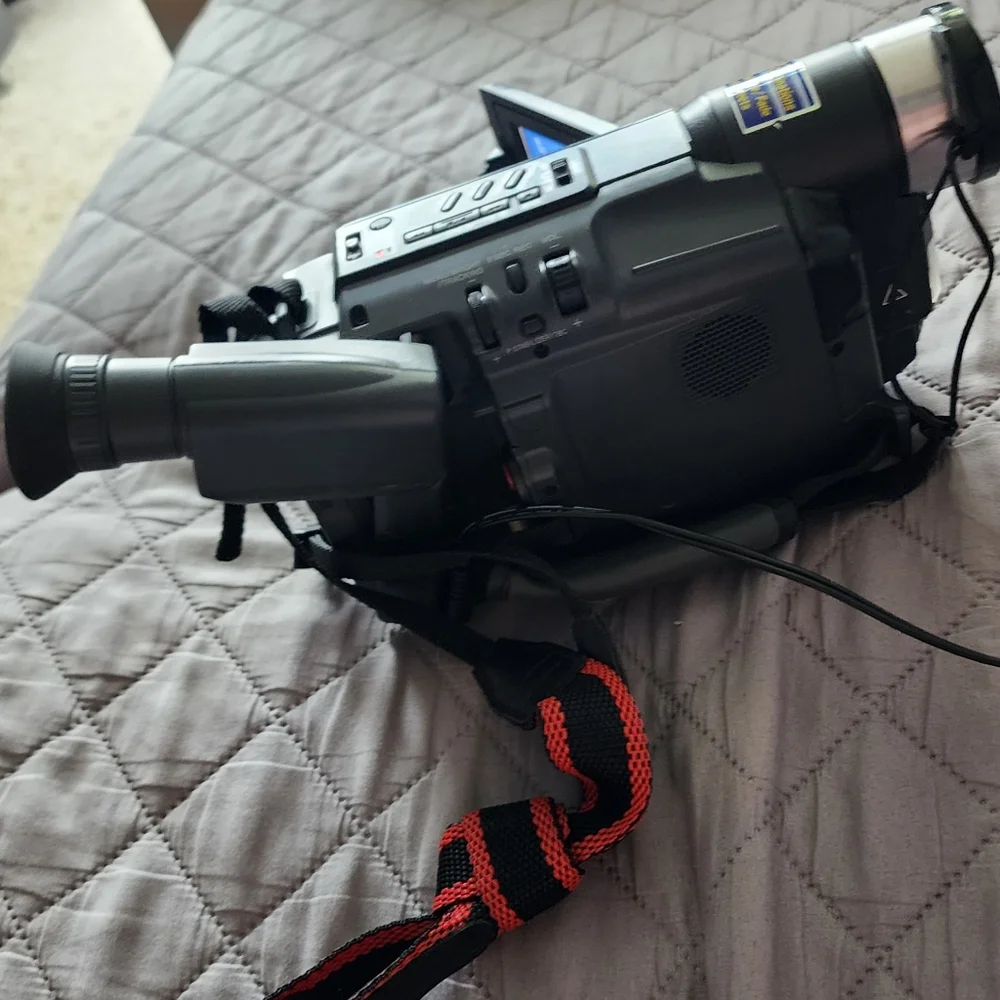 JVC Compact Camcorder Model: GR-SXM240U